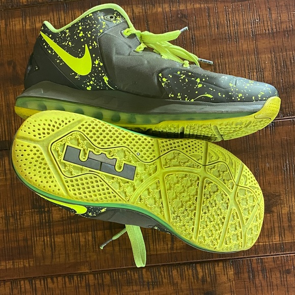 Nike Men Gray and Neon Green Sneakers - Picture 8 of 13